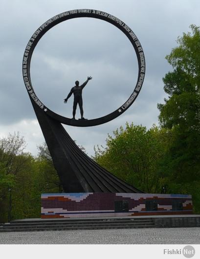 Памятник космонавту Леонову в Калининграде.