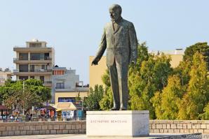 А вот и памятник Бенезелосу в Ираклеоне. Ну чем не Ленин?))))