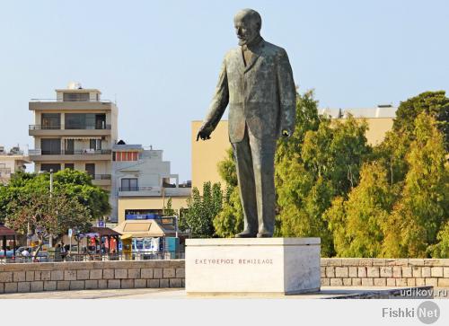 А вот и памятник Бенезелосу в Ираклеоне. Ну чем не Ленин?))))