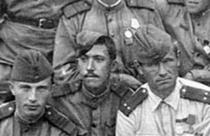 По-моему, в центре не Басов, а Никулин. У Басова уши совсем другие.