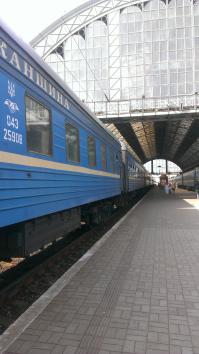 Во-первых, дебаркадер - часть пассажирской платформы аэровокзала, железнодорожного вокзала или пристани, перекрытую навесом.И совсем на "почему-то":)
Во-вторых, вышеупомянутый поезд в Болгарию тоже ДАЖЕ идет через Львов, а еще есть Москва-Будапешт - тоже по Львову ежедневно простаивает:)
А, вообще, спасибо за пост, интересно.
Прилагаю свои личные фото львовского дебаркадера, ему уже более 100 лет;)