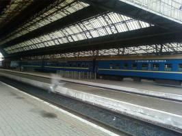 Во-первых, дебаркадер - часть пассажирской платформы аэровокзала, железнодорожного вокзала или пристани, перекрытую навесом.И совсем на "почему-то":)
Во-вторых, вышеупомянутый поезд в Болгарию тоже ДАЖЕ идет через Львов, а еще есть Москва-Будапешт - тоже по Львову ежедневно простаивает:)
А, вообще, спасибо за пост, интересно.
Прилагаю свои личные фото львовского дебаркадера, ему уже более 100 лет;)