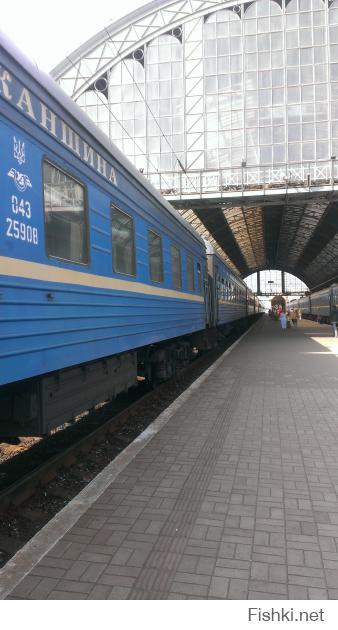Во-первых, дебаркадер - часть пассажирской платформы аэровокзала, железнодорожного вокзала или пристани, перекрытую навесом.И совсем на "почему-то":)
Во-вторых, вышеупомянутый поезд в Болгарию тоже ДАЖЕ идет через Львов, а еще есть Москва-Будапешт - тоже по Львову ежедневно простаивает:)
А, вообще, спасибо за пост, интересно.
Прилагаю свои личные фото львовского дебаркадера, ему уже более 100 лет;)