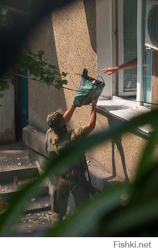 Бравые пи..оры из подразделения РВАНЫЙ СФИНКТЕР помогают дончанам покинувшим свои дома избавиться от нажитого имущества !!! Вывозят, торопятся, МРАЗИ Е..АНЫЕ !!!