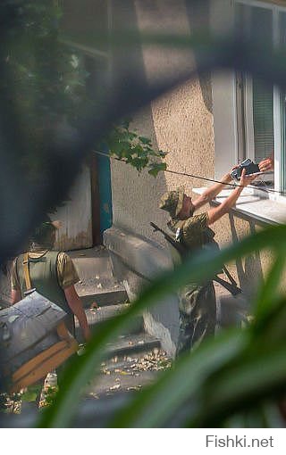 Бравые пи..оры из подразделения РВАНЫЙ СФИНКТЕР помогают дончанам покинувшим свои дома избавиться от нажитого имущества !!! Вывозят, торопятся, МРАЗИ Е..АНЫЕ !!!