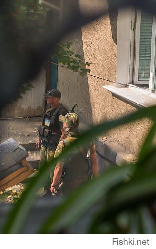 Бравые пи..оры из подразделения РВАНЫЙ СФИНКТЕР помогают дончанам покинувшим свои дома избавиться от нажитого имущества !!! Вывозят, торопятся, МРАЗИ Е..АНЫЕ !!!