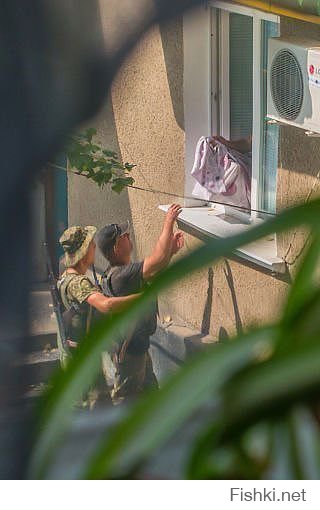 Бравые пи..оры из подразделения РВАНЫЙ СФИНКТЕР помогают дончанам покинувшим свои дома избавиться от нажитого имущества !!! Вывозят, торопятся, МРАЗИ Е..АНЫЕ !!!