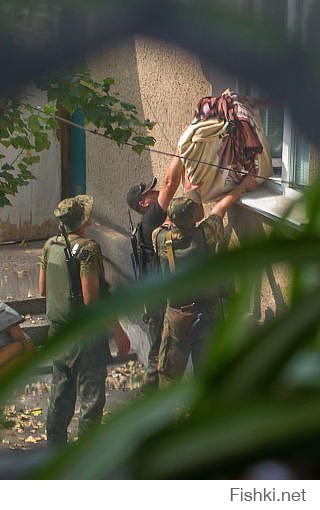 Бравые пи..оры из подразделения РВАНЫЙ СФИНКТЕР помогают дончанам покинувшим свои дома избавиться от нажитого имущества !!! Вывозят, торопятся, МРАЗИ Е..АНЫЕ !!!