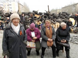 Эту суку продажную повесить нужно !!! Мать героиня, е..ать ту Люсю !!! Меня просто убивает этот ничем не прикрытый, наглый, тупой <span style='color:gray'>[мат]</span> украинских СМИ. То им войну Россия объявляет по несколько раз в неделю, то ополченцы собираются атаковать Запорожье, хотя еще полностью не отвоеваны Донецкая и Луганская республики. Война началась из-за брехни СМИ. Сперва <span style='color:gray'>[мат]</span>, что вся страна поддерживает майдан и единение с евросоюзом - в ответ мы в Донецке подняли Русские флаги, чтобы наглядно было видно, кто с кем хочет быть !!! По телевизору сказали, что против майдана в Донецке всего пару сотен человек - мы в ответ провели многотысячный митинг, дабы еще раз наглядно показать, сколько нас протестующих против майдонутого беспредела !!! Если кто-то помнит, как после вооруженного переворота в Киеве и захвата верховной рады майдонутыми, пошла волна захватов областных государственных администраций, плюс памятники несчастному Ильичу начали валить, теперь уже по всей стране. Приезжает ночью в город несколько автобусов с правосековской падалью, валят памятник, или еще какую )(уйню пакостят, а на следующий день по новостям <span style='color:gray'>[мат]</span>, что жители города N тоже сломали памятник Ленину, дабы отомстить за кровавые годы коммунистического рабства и тирании !!! Мы в Донецке и Луганске не пустили этих пи()оров к себе, пацаны ночами дежурили на площади Ленина, чтобы не приехали эти уроды и не начали беспредел. Донецкую и Луганскую ОГА захватили местные жители, не дожидаясь, пока приедут укропейцы и не начнут у нас наводить свои бандерпиDорские порядки, наши менты перешли на нашу сторону. Укропы всё-таки прибыли и само-собой получили крепких <span style='color:gray'>[мат]</span> !!! На следующий день по укропТВ нас впервые назвали террористами... И началась эта е..аная война, которая уже унесла около 40 тысяч жизней. В конце оставлю пару фоток с "террористами" которые осадили Донецкую обл.гос.администрацию.