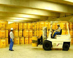 У этих товарищей может бочки с чем-то менее радиоактивным чем отработанное топливо, но можете не сомневаться, что наши будут именно так перевозить. Если повезет, то так