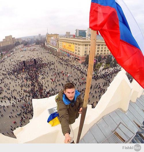 "Думаю все видели первую фотку где молодой человек вогружает флаг на Харьковскую ОГА!? Вроде бы ничего, НО... на втором снимке этот лицемер в другом амплуа... эта гнида, иногда позволяет себе носить фашисткую форму. Форму режима который пытался поработить наше отечество! Режима, который хотел смести с лица земли наши братские нарды! И снова эти гниды пришли на наши с вами земли, с новым еще более жестоким планом, они хотят нас разделить для своих дальнейших, мерзких целей. Я призываю всех не вестись ни на какую провокацию, не слушать никакие мерзкие псевдоновости о захвате братского нам народа. Владимир Путин и Дмитрий Медедев сегодня официально заявили, что на территорию Украины НЕ БЫЛИ ВВЕДЕНЫ ВОЙСКА РФ!!!"