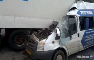 убивает не скорость, а быстрая остановка, ну либо другими словами сила воздействующая на тело и время действия этой силы. если понимаете о чем я. Умереть в автомобиле при прочих равных условиях может быть проще, чем на мотоцикле. 
Вот один из примеров. Мотоциклист в той аварии не пострадал, все погибшие были в газели. Просто количество инцедентов с автомобилями и количество жертв в них настолько велико - что уже перестали обращать на это внимание. На мотоцикле я могу избежать столкновение в ситуациях в которых на автомобиле с 100% вероятностью произошло бы дтп.