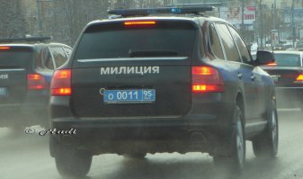 Как уныло у них все. Запросы по рации. В ругаемой нами Америке еще в 90е каждый автомобиль был оборудован компьютером для оперативного "пробивания" личности или авто. В России в 21м веке с рацией все делают. У дежурного в УВД другие дела есть, а он должен еще по базам пробивать запросы от патрульных.
Зато начальство ездит на таких и не стесняется