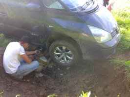 Сдавал задом в поле и не увидел яму, поддомкратили и потом стоя на домкрате толкнули назад, колесо встало на край ямы и выехали.