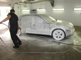 Зато вот в эту решётку,
падает всё что угодно,
даже то что с виду туда пролезть не может,
а когда захочешь бычок выкинуть, 
ХРЕНА ЛЫСОГО он туда упадёт!!!