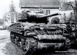 Навешивание кроватных сеток, мешков и ящиков с песком со второй половины Второй Мировой практикуется солдатами всех армий как дополнительная и дешёвая защита от куммулятивных боеприпасов. Так что тут не стоит ёрничать, это действительно спасает жизнь солдатам.