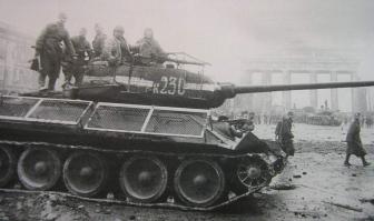 Навешивание кроватных сеток, мешков и ящиков с песком со второй половины Второй Мировой практикуется солдатами всех армий как дополнительная и дешёвая защита от куммулятивных боеприпасов. Так что тут не стоит ёрничать, это действительно спасает жизнь солдатам.