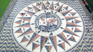 В башне в Белене бывал. Неподалеку находится еще Padrão dos Descоbrimentos (памятник открытиям), а перед ней великолепная мозаическая Роза ветров. Ее подарила Португалии Южная Африка в благодарность за открытие мыса Доброй Надежды: