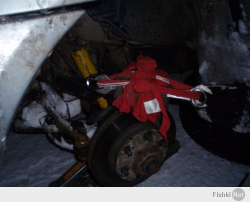 Знакомый ездил из Эстонии в Россию по работе и по дороге домой за 500км от границы у авто тормозной супорт отвалился. При помощи двух гаечных ключей и одной футболки, ночью при морозе, это дело подвесили чтоб можно было ехать.