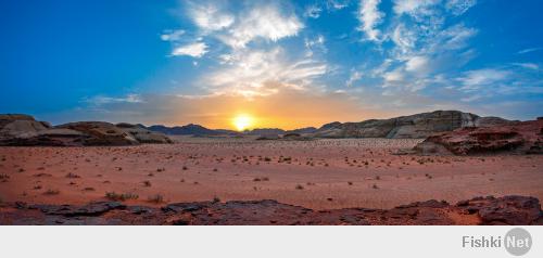 Мне подфартило попасть на пикничок в место с названием Wadi Rum. Вот там были неземные закаты и восходы, на фото не передеать то как свет скользит по красному песку и переливается в скалах неземной формы.