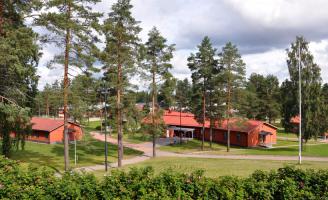 (не моё)
Кроме обычных тюрем, в Финляндии есть "зоны", в финских условиях- это типа пионерского лагеря для оступившихся граждан. Моя знакомая пару лет на таком курорте провела_ а сейчас один "любимец публики", находящийся в местах не столь отдаленных, описывает в блоге свое пребывание в одной из открытых тюрем:
На огороженной территории на берегу озера стоят коттеджи бараки, где у каждого осужденного отдельная комната с санузлом, казенным телевизором, радио и двд. 
В общем пользовании холл и кухня, общие на (4?) комнаты.
Трижды в неделю банный день в отделении, топится сауна в бараке.
По субботам топится сауна на берегу озера (с купанием в озере после сауны).
Еда, по отзывам, выше похвал, жрется с большим удовольствием, а лишние калории можно израсходовать на терренкуре и в тюремном атлетическом зале.
Подъем в 6 часов, после утреннего моциона и завтрака осужденные отправляются на работу, которая перемежается перекурами и перекусами и заканчивается в 17 часов, по пятницам сокращенный рабочий день.
Моя знакомая работала в швейном цеху, вроде наволочки какие-то шила.
Суббота-воскресенье законные выходные.
Во внерабочее время можно предаться активному отдыху-спорзал, гребля, рыбалка, столярные работы.
К услугам осужденных библиотека, для лакомок дважды в неделю приезжает автолавка.
Условия отбывания наказания сделаны максимально приятными-пейзаж радует глаз, на окнах нет решеток, труд оплачивается, можно пользоваться телефоном.
Я, понится, знакомой в тюрьму каждый вечер звонила и докладывала новости с воли. 
Альтернативой работе  является учеба, ведущая к получению профессии.
Как недостаток можно отметить расселение М и Ж по разным баракам и запрет на посещение бараков противоположного пола.