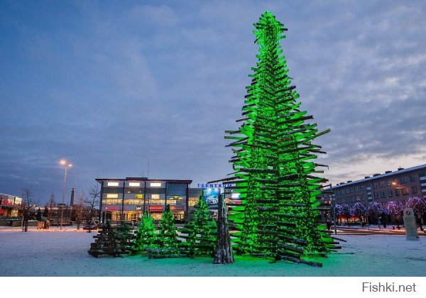 А в моём любимом маленьком городке Эстонии вот такая ёлка в этом году, студенты построили :)