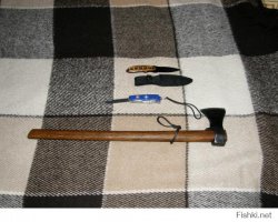 Вот мой походный комплект(топор выковал сам).Есть еще советский с резиновой ручкой,но он слишком изящный.Вес моего топора-1,3кг,длина-60см.Фигня на топорище-кольцо на ремень для ношения(а ля Рагнар).