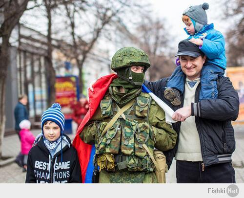 Украинский партизан пытается задушить флагом москальского оккупанта!!!