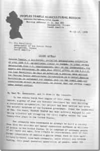 В списке нет бойни в Джонстауне!

в 1978 году 918 американских граждан, включая около 260 детей (из них 83 младенца) якобы совершили массовое самоубийство в затерянном в джунглях Гайаны поселке-коммуне под названием Джонстаун (Коммуна «Храм народов» - «Peoples Temple»), названном в честь основателя и духовного лидера Коммуны - Джима Джонса.
Американская пресса быстренько объявила это событие самым массовым самоубийством в истории США XX века, а власти США признали организацию «Храм народов» деструктивным культом и официально запретили ее. При этом не нашлось никого «лейтенанта Коломбо», которого заинтересовали бы такие факты, как:
- Коммуна специально переехала в 1975 году в Гайану (Ю.Америка) из США, потому, что в США ее стали преследовать спецслужбы США - убивать, поджигать, взрывать, о чем Коммуна неоднократно писала в своей газете «Peoples Temple».
- Уже находясь в Гайане, Коммуна неоднократно официально информировала, что ей угрожает опасность со стороны спецслужб США: «Испытав на себе злобность реакционных сил в США, мы и здесь, в отдаленном районе, не закрываем глаза на возможность того, что нас могут буквально физически уничтожить».
- В сентябре 1977 года, за 14 месяцев до «самоубийства» ЦРУ посылало в Джонстаун специальный отряд вооруженных наемников с целью похитить всех детей Коммуны и вернуть их в США. В течение двух дней наемники следили за поселком и пытались понять, что там происходит. Они не увидели ни колючей проволоки, ни вооруженных охранников, ничего такого, к чему их готовили. Наоборот, они услышали полные оптимизма народные американские песни, негритянские гимны-спиричуэлы, которые хором пели переселенцы. Они видели, как родители отводили детей в школу, а сами шли работать на поля, фермы, в мастерские. Лидер наемников Мэйзор признался членам Коммуны, что эти картины настолько поразили его самого и его «компаньонов», что они не смогли выполнить возложенную на них миссию, явились в поселок и чистосердечно признались в том, что замышляли сделать.
- За все время существования Коммуны ее многократно посещали официальные и неофициальные делегации из США, Гайаны, других стран. Ни одна делегация не обнаружила какого-либо насилия, зомбирования, запугивания членов Коммуны.
Из телеграммы в госдепартамент о визите консула США Ричарда Мак-Коя в Джонстаун 11 февраля 1978 года: «На основании своих личных наблюдений и бесед с членами «Храма народов» и гайанскими правительственными чиновниками консул убежден в невероятности сообщений, что кого-либо удерживают в Джонстауне против воли. Во время бесед с членами «Храма народов» он ни разу не ощущал, что люди испытывают страх, принуждение или давление. Они выглядели достаточно сытыми и выражали удовлетворение своей жизнью. Некоторые занимались тяжелой физической работой, ремонтировали технику и расчищали поля, но это обычная работа на фермах... Люди, с которыми он говорил с глазу на глаз (некоторые из них были теми, кого якобы удерживали против их воли), свободно и непринужденно вели беседу и отвечали на его вопросы. Местные правительственные чиновники, часто без предварительного уведомления посещающие поселок, говорили консулу, что они никогда не замечали каких-либо странных явлений в поселке.» Американский адвокат Чарлз Гэрри, посетивший Джонстаун 6 ноября 1977 года: «Я побывал в раю. Я видел общину, где нет такого явления, как расизм...»
- Коммуна не была религиозной организацией. «Мы не религиозная, а вполне светская организация. Слово «секта» к нам неприменимо. Мы употребляли его для маскировки нашей деятельности, когда были в Штатах. Без этого мы просто не могли бы существовать, не говоря уж о том, чтобы все вместе выехать из Соединенных Штатов», - говорил Джим Джонс советскому консулу Федору Михайловичу Тимофееву 27 сентября 1978 года, когда тот вместе с доктором Н.М.Федоровским приехали в Джорджтаун для ознакомления с Коммуной.
- Джим Джонс не был каким-то одиозным фанатиком, каким его попытались представить после убийства. Его поддержки в свое время добивались в Калифорнии многие политики. В 1976 году он помог Джорджу Москуну избраться в мэры Сан-Франциско, который в ответ предложил Джонсу войти в городскую комиссию по правам человека, а затем назначил его председателем комиссии по жилищному строительству. В том же 1976 году будущий вице-президент США Уолтер Мондейл в время предвыборной поездки по Калифорнии пригласил Джима Джонса на борт своего самолета и имел с ним продолжительную беседу. В 1977 году Джим Джонс организовал для «первой леди США» Розалин Картер грандиозный митинг-встречу с цветным населением Калифорнии. «Мне доставило большое удовольствие быть вместе с Вами в период избирательной кампании», - писала Розалин Картер Джиму Джонсу в письме от 12 апреля 1977 года. - Все члены Коммуны два раза в год проходили обязательное медицинское обследование.
- Главная улица в поселке называлась улица Ленина.
- Члены Коммуны учили русский язык, читали в оригинале Пушкина, Льва Толстого, изучали Конституцию СССР, советские законы.
- В марте 1978 года, за 7 месяцев до «самоубийства» члены Коммуны единогласно проголосовали на общем собрании за переселение на постоянное жительство в СССР, о чем подали официальное прошение в советское консульство в Гайане.
