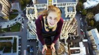 "17-летняя Ксения пыталась сделать эффектное селфи, забравшись на девятиметровые сооружения железнодорожного моста. Девушка оступилась, потеряла равновесие и упала на железнодорожные пути. При падении Ксения схватилась за электрокабель, чтобы удержаться, и получила удар током.
 Спасти ее не удалось."
Причём тут фото на звезде сталинской высотки в компании с руфером Кирилом Орешкиным ?