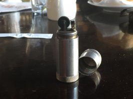 Несколько лет пользуюсь!) кремень, бензин, фитиль)