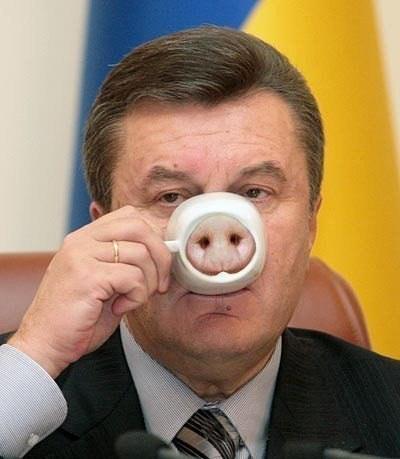 Вот еще один самый настоящий злодей ! 
Українці , хто за те , щоб вбити Януковича , плюсуйте ! Хочу знати вашу думку !