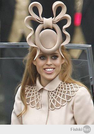 Шляпка принцессы Беатрис навела шороху на свадьбе принца Уильяма, позже она была продана на eBay за 30000$.