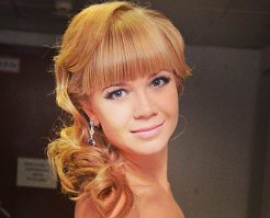 Вот телеведущая, которая глупую блондинку в кадре играет хорошо. Хотя она и в кино снимается, и по образованию актриса.