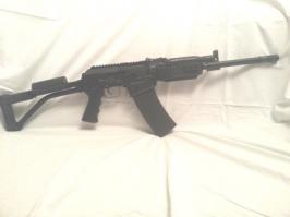 завел себе такие, как на фото... травмат из сплава с цинком, можно чистить в мыльной воде с фейри или хоз.мылом, 14 патронов магазин... карабин 12 калибра, на основе ручного пулемета калашникова, 10 зарядов картечи за 3-4 секунды это феерия... владение оружием дисциплинирует, прививает ответственность и уверенность, его чистка лечит неврозы и депрессию...