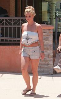 Казалось бы, денег дофига, а одеваются в секонд хенде.
Ну в принципе для шрека внешность не важна)