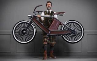 И как он на нём в кильте ездит?