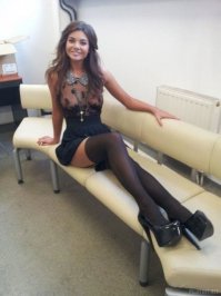 Барышни в коротких платьях 