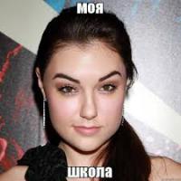 Девушка ест пончик, чтобы не испачкаться кремом 