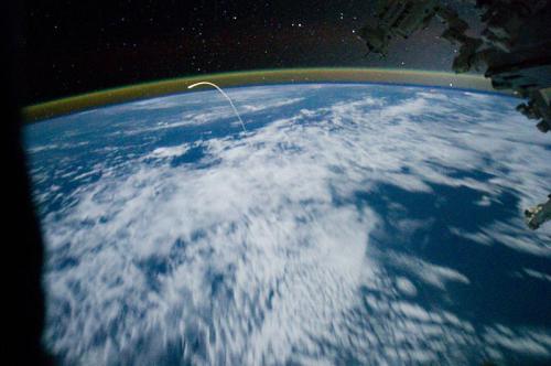 Вот это - по-настоящему из космоса:

Фото сделано с МКС, заключительный полет "Атлантиса"