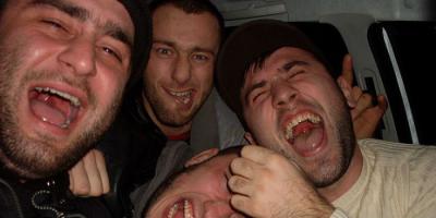 Гориллы не поделили помидорчик