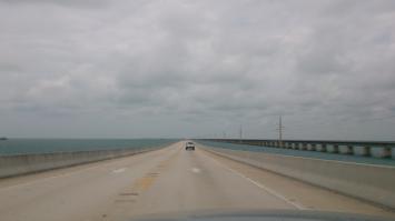 Ездил этой весной на Ки-Уэст, там дом-музей моего любимого писателя Эрнеста Хемингуэя, действительно красиво дорога идет все время по морю, правда правая часть недостроена, едут все по левой.