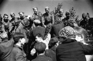 Для меня дед мой героем был есть и будет и все кто защищал родину.. действительно спасли нас всех от печки,  иль камеры газовой.. а вообще родились бы мы все?? а то что на картинках это все вымышленное... да фильмы интересны порой сюжет захватывает спецэффекты рвут реальность но этого не было и не будет...