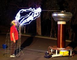 От ядерного взрыва - верю. Даже выключенная электроника выгорает.
Только не сравнивай количество энергии в одном и во втором случае. А то получается спутники из-за солнечного ветра будут выходить из строя.
Приведу более понятный пример. До сих пор нет лазера, который бы поджигал или что-нибудь ещё делал с авиатехникой ближе 100 метров. Электроника находится в металлическом корпусе и все эти "лучи смерти для электроники" примерно как для этого мужика высокое напряжение. Но не советую ему стоять в этой клетке в поле во время грозы.