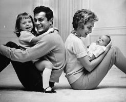 Джейми Ли Кёртис, с родителями Тони Кёртисом и Джанет Ли и сестрой Келли. (Джейми та, что младше).