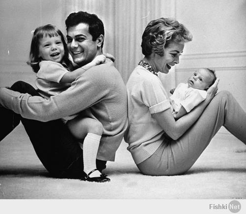 Джейми Ли Кёртис, с родителями Тони Кёртисом и Джанет Ли и сестрой Келли. (Джейми та, что младше).