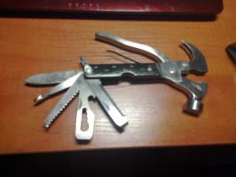 люблю мультитулы ) самый интересный у меня вот такой, со встроенным молотком и гвоздодером