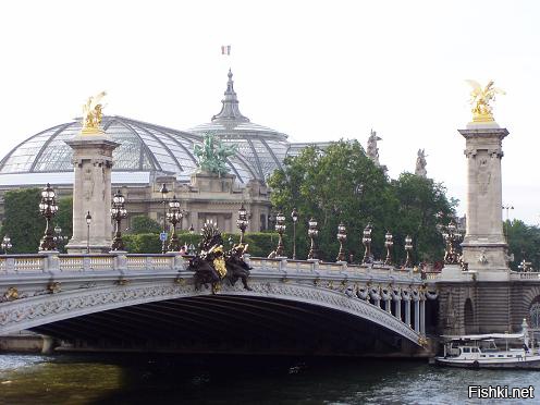 Удивительное сходство с Александровским мостом в Париже:)