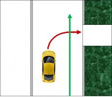 мда... разглагольствующим о ПДД.
Правила. Раздел 8. Пункт 8.5. Перед поворотом направо, налево или разворотом водитель обязан заблаговременно занять соответствующее КРАЙНЕЕ ПОЛОЖЕНИЕ на проезжей части, предназначенной для движения в данном направлении.

Внимание! Не просто крайнюю правую полосу, а крайнее правое положение в этой полосе. Наши водители, в своей спешке очень часто в одной полосе для движения едут по две машины в ряд. Это нарушение Правил, но такова, к сожалению, реальность. Если водитель поворачивает из правой полосы, но не из крайнего правого положения на ней и праве него втискивается  еще один участник дорожного движения (например, мотоциклист) виноват будет поворачивающий. И абсолютно заслуженно. Занимать крайнее правое положение водители не любят, потому что радиус поворота при этом становится меньше и приходится больше поворачивать руль. А так как делать это правильно подавляющее большинство не умеет и учиться не хочет, то и пытается поворачивать так как удобнее, а не правильнее.