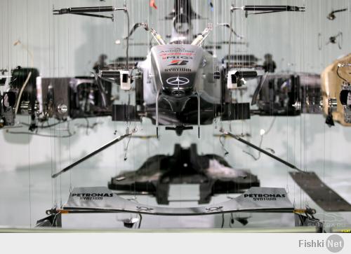 Разобранный на 3200 деталей болид Формулы-1 висит в воздухе.